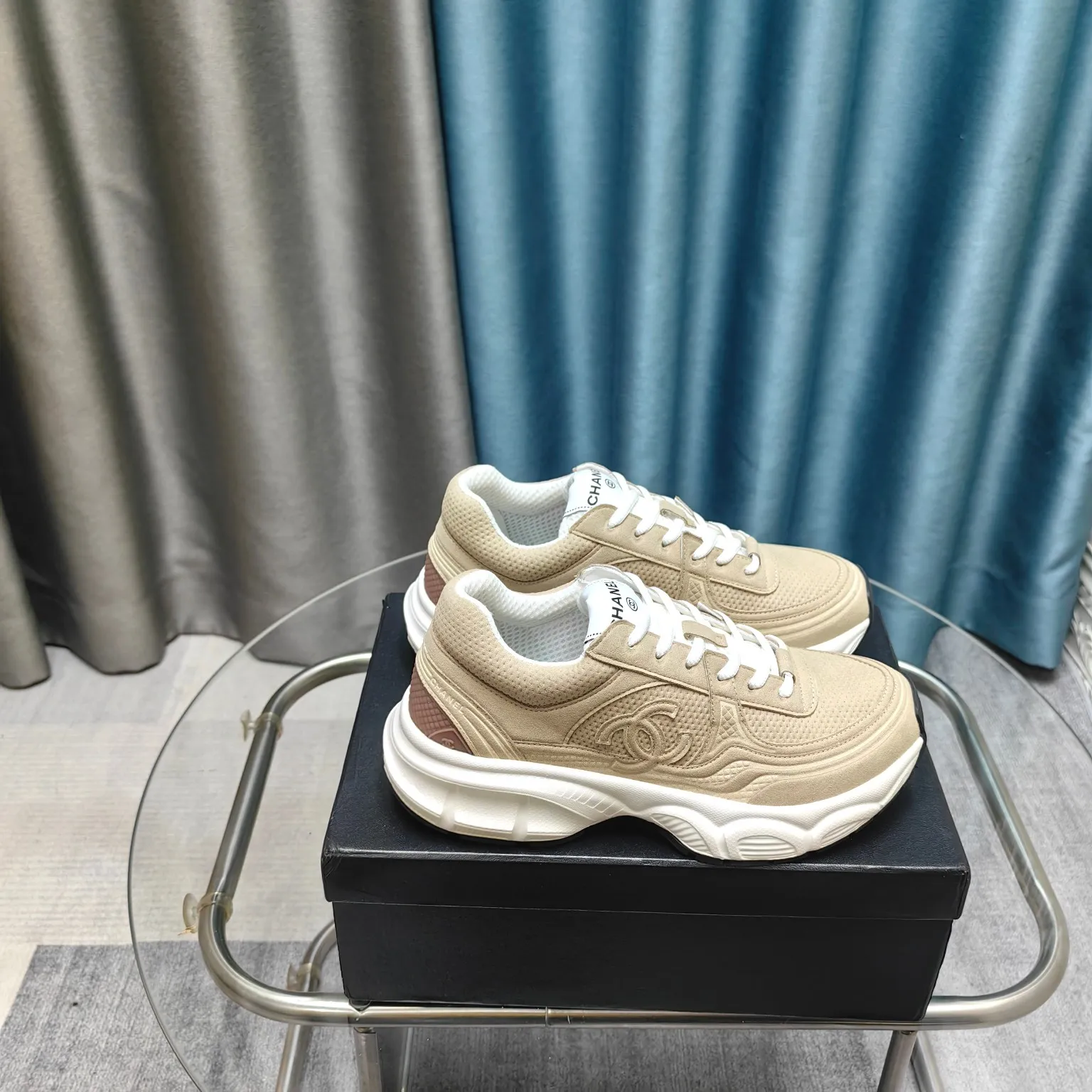 p680🐮🐮Chanel Chanel dad shoes, men and women couples - 2025 counter top casual sports shoes This classic design; the upper is electro-embroidered with a variety of techniques; the outsole is fashionable and sporty; it is unusual to incorporate a variety of color matching elements... The diversified mix and match is very beautiful and versatile, casual, fashionable, sports and outdoor can be taken into account... ꫛꫀꪝ Go➫ Material: ❶Upper is made of: Original imported first-layer silk cowhide + original waterproof cloth + original first-layer cowhide ❷Inner lining: original sheep lining + mesh ❸Outsole based on: original TPU combination outsole Special counter boutique packaging complete set for women 35–41